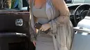 Sepertinya Kim Kardashian memang berani dengan memakai sepatu hak tinggi saat sedang hamil tua. Banyak yang berpikir ia tidak belajar dari kehamilannya yang pertama. (via dailymail.co.uk)