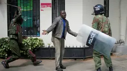 Demonstran terpojok saat aksi protes di Nairobi, Kenya pada 16 Mei 2016. Daily Nation, mengatakan pihaknya berharap database yang meliputi 262 pembunuhan sejak 2015 akan membantu pembuat kebijakan mengatasi impunitas polisi. (REUTERS / Goran Tomasevic)