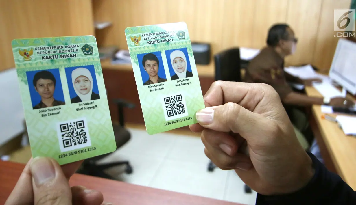 Petugas Kementerian Agama (Kemenag) menunjukan kartu nikah di kantor Kemenag, Jakarta, Rabu (14/11). Pada kartu nikah terdapat barcode yang berisi data-data pasangan pengantin. (Liputan6.com/Angga Yuniar