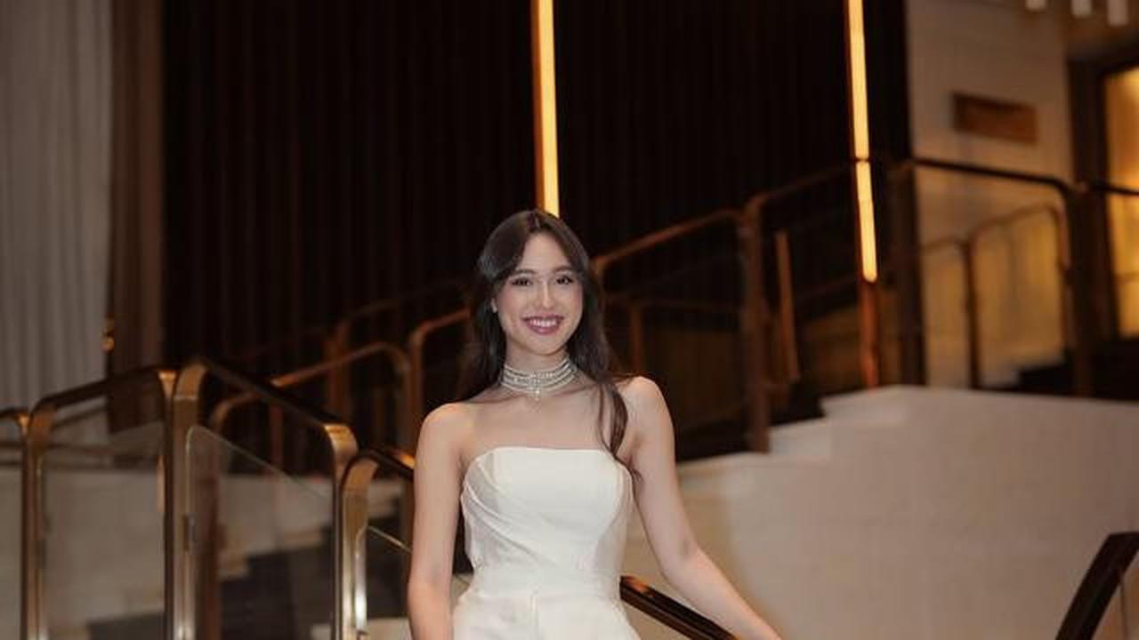 11 Potret Yasmine Napper Pakai Gaun, Selalu Elegan dan Memikat