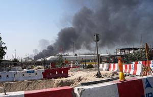 Asap mengepul setelah serangan pesawat tak berawak Iran di area pelabuhan Dubai, Uni Emirat Arab, Minggu, 1 Maret 2026. (AP Photo/Fatima Shbair)