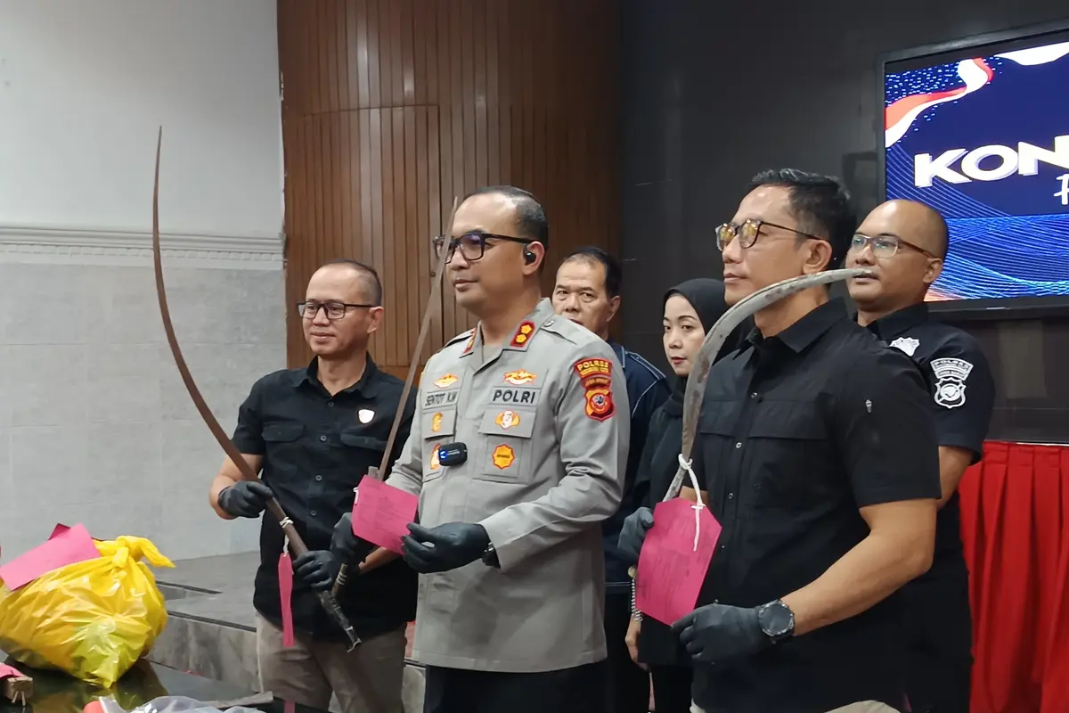 Polisi menyita celurit sepanjang 1,7 meter digunakan dalam pengeroyokan di Sukabumi