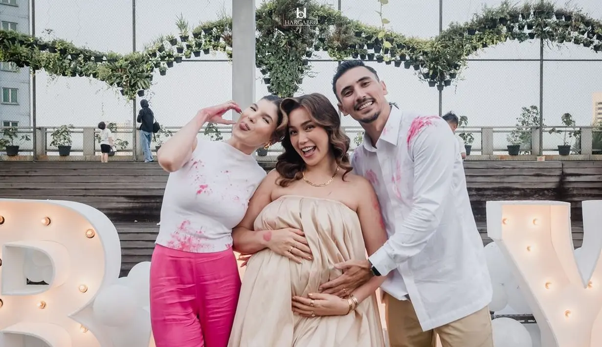 Mikaila Patriritz tampil fun dan playful dengan padu padan sleeveless top dan cut bray pants fuchsia. [@inijedar].