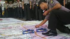 Polisi menggelar simulasi pengamanan final Piala Presiden 2015 di Stadion Utama Gelora Bung Karno, Senayan, Jakarta, Sabtu (17/10/2015) pagi WIB. (Bola.com/Nicklas Hanoatubun)