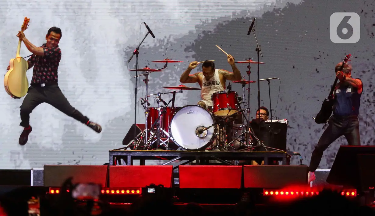 Grup band Superman Is Dead turut mengisi gelaran hari kedua Synchronize Fest 2024 di JIExpo Kemayoran, Jakarta, Sabtu (5/10/2024). (Liputan6.com/Herman Zakharia)