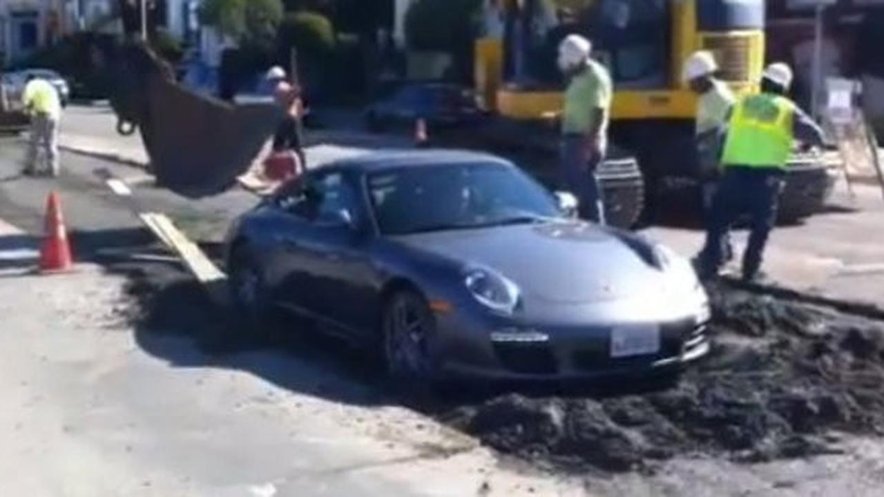 Porsche 911 Carrera terjebak di kubangan semen basah (carscoop)