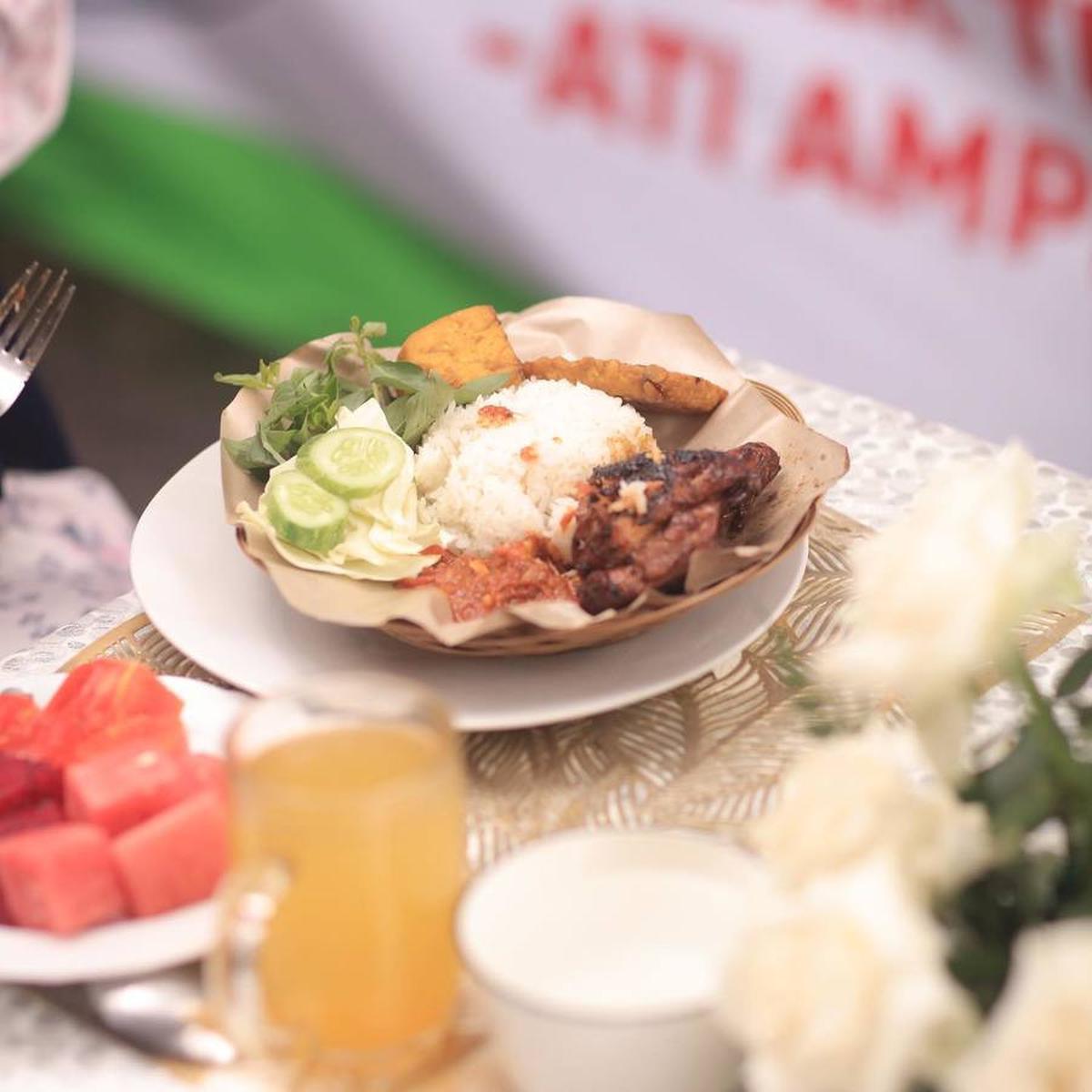 Pecel ayam dengan cita rasa istimewa dan buah segar plus jeruk hangatnya bikin lidah bergoyang. Rasanya nggak kalah dengan hidangan mahal!