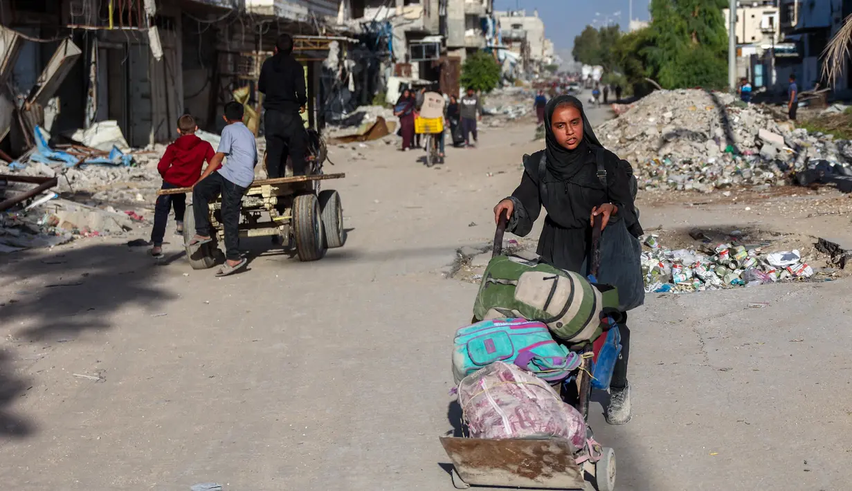 Serangan Israel menghantam sebuah bangunan tempat tinggal bertingkat yang menampung enam keluarga Palestina yang mengungsi di Beit Lahiya. (Omar AL-QATTAA/AFP)