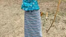 Dalam liburannya, Luna Maya tampil semakin menawan mengenakan busana khas di Bhutan. Tidak sampai disitu saja, wanita kelahiran Bali ini nampak mencoba panah tradisional khas Bhutan. Banyak netizen pun memuji penampilannya tersebut dalam kolom komentar Instagramnya. (Liputan6.com/IG/@lunamaya)