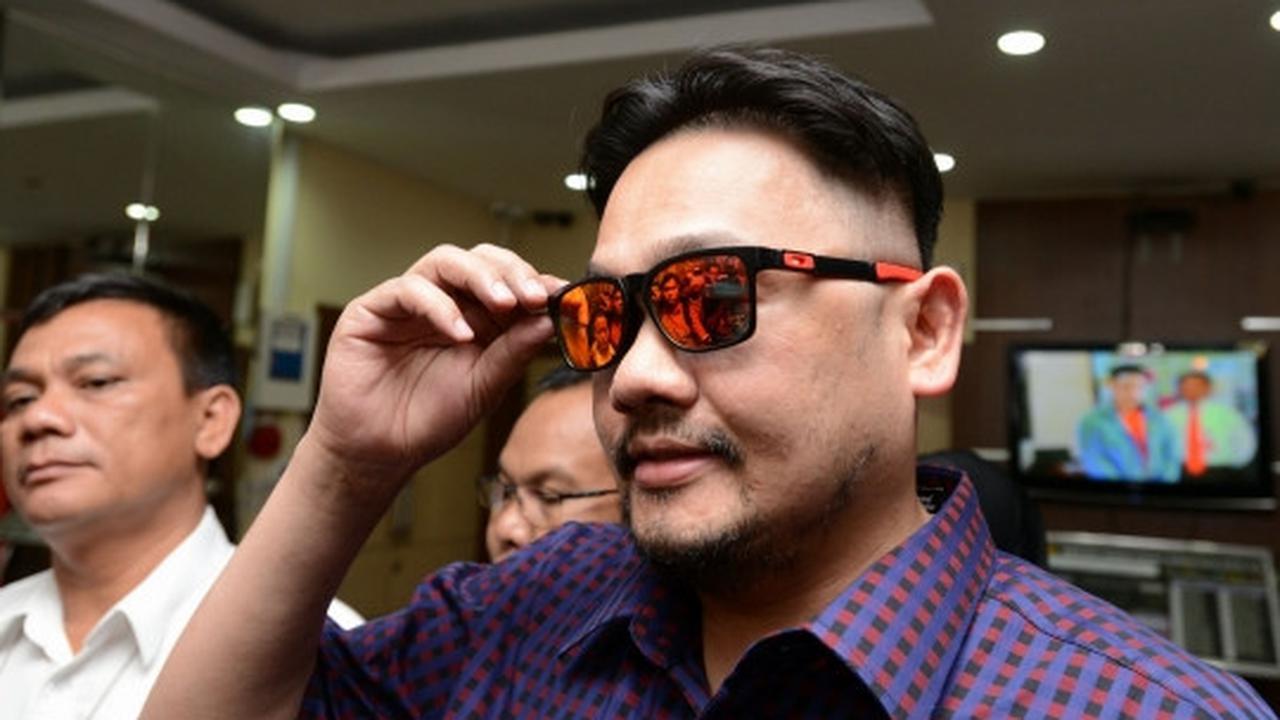 Gaya nyentrik Farhat Abbas serahkan diri ke Polda Metro Jaya