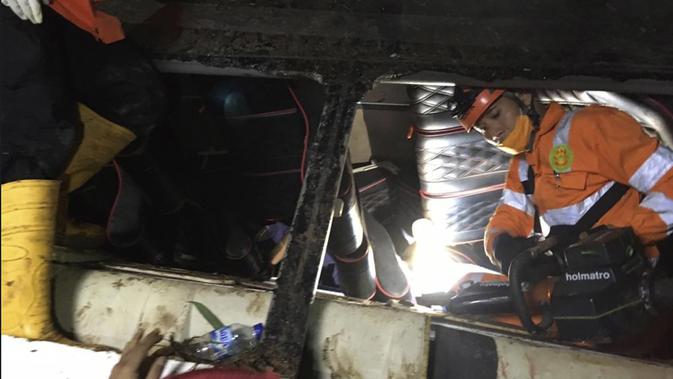 Tim penyelamat mengevakuasi korban kecelakaan bus yang jatuh ke jurang di Kecamatan Wado, di Sumedang, Jawa Barat (10/3/2021). Peristiwa kecelakaan maut terjadi sekitar pukul 18.30 WIB di Jalan Wado-Malangbong. (BASARNAS via AP)
