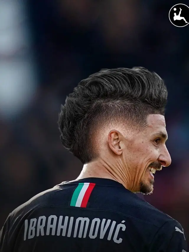 Foto Editan Pesepak Bola dengan Gaya Rambut Mohawk