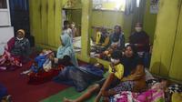 Penduduk desa beristirahat di tempat penampungan sementara pasca erupsi Gunung Semeru, di desa Sumberwuluh, Lumajang, Jawa Timur (4/12/2021). Gunung Semeru di Jawa Timur kembali meletus pada Sabtu (4/12/2021) pada pukul 15.00 WIB. (AP Photo/Rokhmad)
