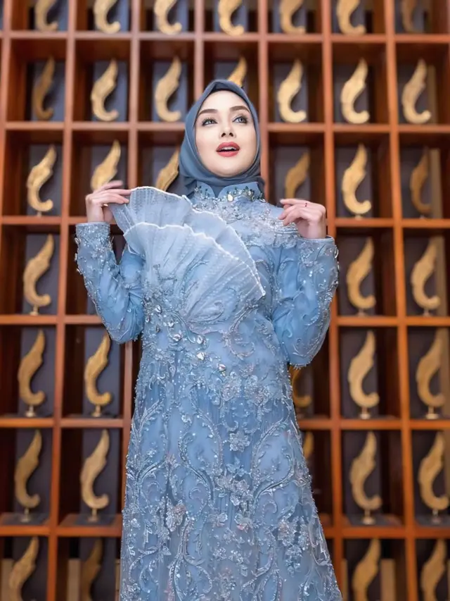 5 Pesona Gamis Biru Berpayet Terry Putri di Acara Spesial, Anggun dan Glamor