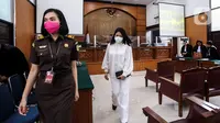 Terdakwa kasus pembunuhan berencana Brigadir Yosua Hutabarat, Putri Candrawathi seusai menjalani sidang dengan agenda pembacaan replik JPU atas pleidoi terdakwa dan tim penasehat  hukum terdakwa di Pengadilan Negeri Jakarta Selatan, Jakarta, Senin (30/1/2023). Jaksa Penuntut Umum (JPU) meminta majelis hakim menolak seluruh pleidoi atau nota pembelaan yang diajukan oleh Putri Candrawathi dan tim penasihat hukumnya. (Liputan6.com/Johan Tallo)