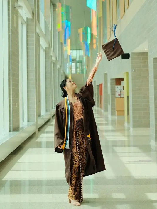 Di hari bahagia itu, Yoriko tampil anggun dengam memakai kebaya coklat hasil karya Didet Mulana. instagram/yorikoangln_]