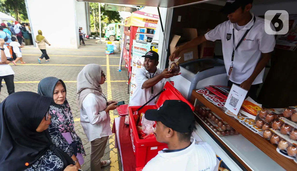 Kegiatan ini bertujuan untuk membantu warga di saat harga kebutuhan pokok melambung. (Liputan6.com/Angga Yuniar)