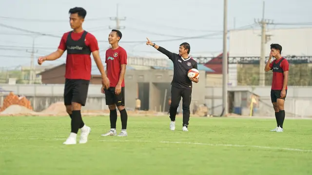Indra Sjafri memimpin latihan Timnas Indonesia U-22 di Kamboja untuk SEA Games 2023.