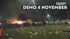 Demo yang berakhir ricuh diwarnai aksi para demonstran menabrakan mobil ke arah kendaraan pengangkurt air.