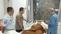 Kapolres Majalengka AKBP Mariyono saat menjenguk korban laka lantas di Cipali yang membawa rombongan kiai NU asal Jawa Timur. Foto (Liputan6.com / Panji Prayitno)