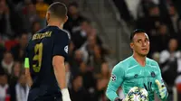 Kiper Paris Saint-Germain, Keylor Navas, turut membantu timnya menang 3-0 atas Real Madrid pada laga pertama Grup A Liga Champions di Parc des Princes, Rabu (18/9/2019). (AFP/MARTIN BUREAU)