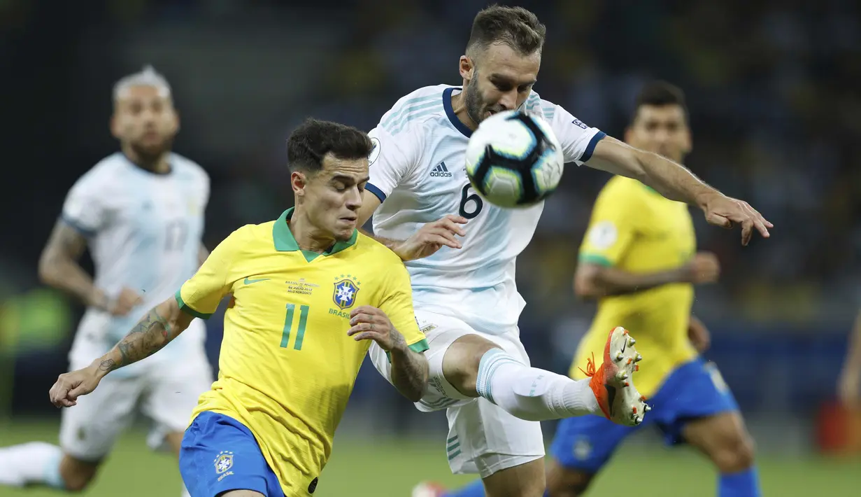 Gelandang Brasil, Philippe Coutinho, berebut bola dengan pemain Argentina, German Pezzella, pada laga Copa America 2019 di Stadion Mineirao, Rabu (3/7). Brasil menang 2-0 atas Argentina. (AP/Victor R. Caivano)