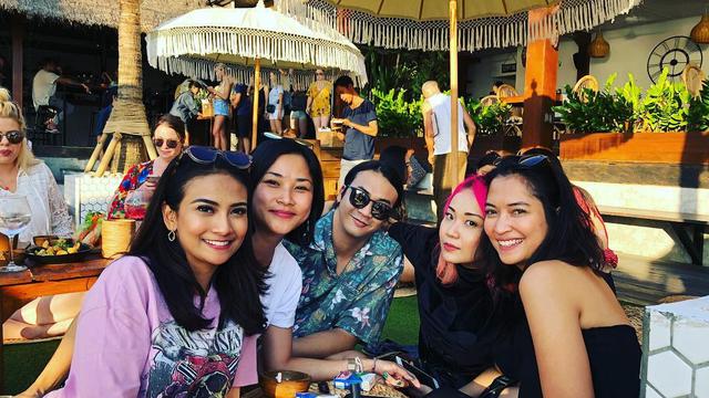 7 Potret Kemesraan Dimaz Andrean Bersama Istri yang Jarang Disorot