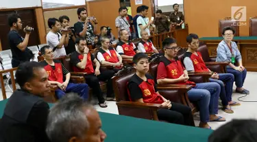 Delapan terdakwa kasus penyeludupan 1 ton sabu asal Taiwan menjalani sidang tuntutan di Pengadilan Negeri Jakarta Selatan, Rabu (7/3). Sidang tuntutan kembali ditunda. (Liputan6.com/Immanuel Antonius)
