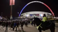 Polisi berkuda berjaga dekat Stadion Wembley saat laga Persahabatan antara Inggris vs Prancis di London, Rabu (18/11/2015) dini hari WIB. ( AFP Photo/Leon Neal)