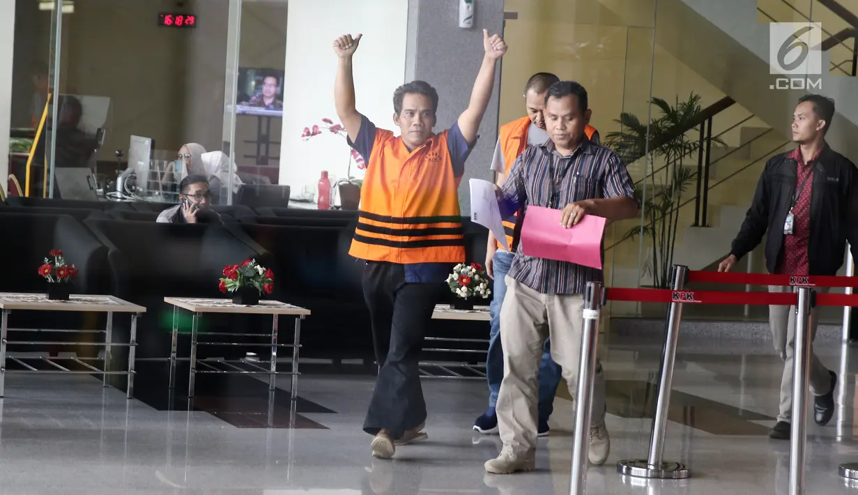 Gaya terduga penyuap Bupati Subang Imas Aryumningsih, Data (kiri) usai menjalani pemeriksaan di Gedung KPK, Jakarta, Rabu (21/3). Data diperiksa sebagai tersangka suap terkait perizinan di Pemkab Subang. (Liputan6.com/Herman Zakharia)