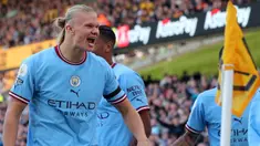 Erling Haaland, striker asal Norwegia yang baru berusia 22 tahun tampil menggila pada musim debutnya di Liga Inggris musim 2022/2023 ini bersama Manchester City. Dari 7 laga awal, ia sudah mengemas 11 gol dan 1 assist bagi The Citizens. Jika terus konsisten dengan penampilannya, bukan tak mungkin ia akan menjadi salah satu pemain Norwegia tertajam yang pernah berlaga di Premier League Liga Inggris dan bergabung dengan 5 pemain berikut ini. (AFP/Geoff Caddick)