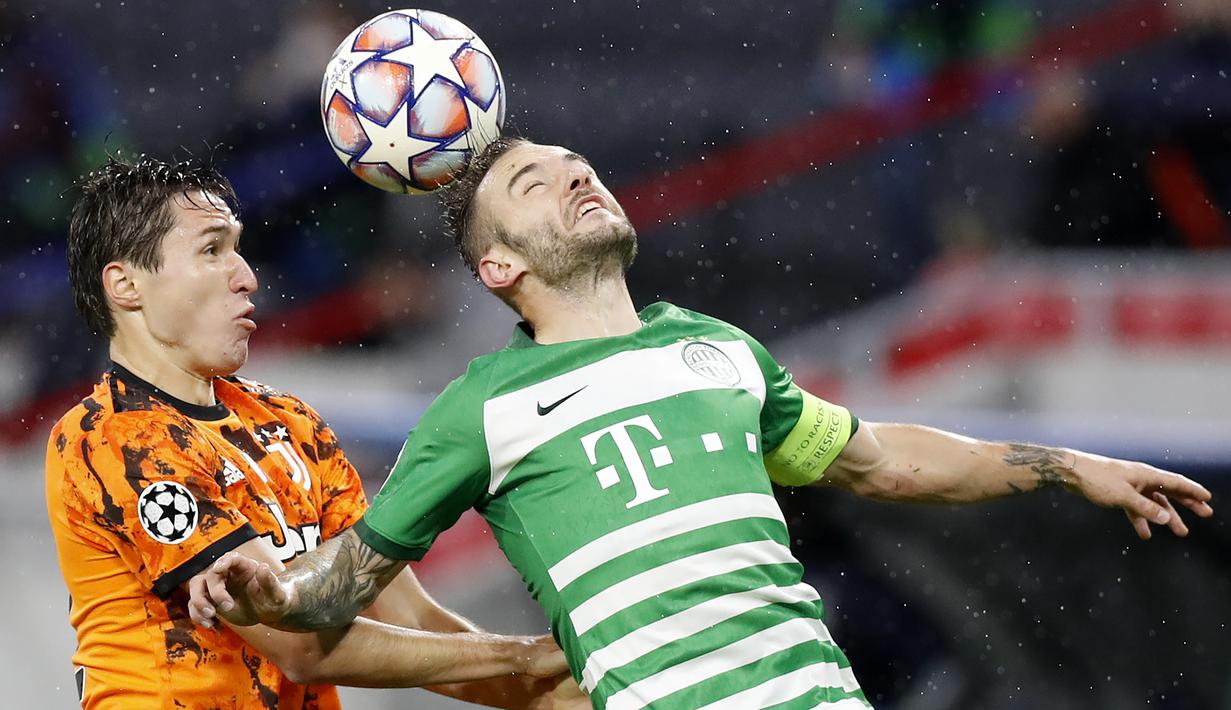 Penyerang Juventus, Federico Chiesa, berebut bola dengan bek Ferencvaros, Gergo Lovrencsics, pada laga lanjutan Liga Champions 2020/2021 di Puskas Arena, Kamis (5/11/2020) dini hari WIB. Juventus menang 4-1 atas Ferencvaros. (AP Photo/Laszlo Balogh)