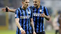 Felipe Melo (kanan) bersitegang dengan Stevan Jovetic di akhir babak pertama pada partai antara Inter Milan melawan Lazio, Senin (21/12/2015) dini hari WIB. (Reuters/Sergio Perez)