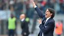 Pelatih Lazio, Simone Inzaghi memberikan instruksi kepada pemainnya saat melawan AS Roma pada laga Derby della Capitale di Olympic Stadium, Roma, Italia, (4/12/2016). AS Roma menang 2-0.  (AFP/Alberto Pizzoli)
