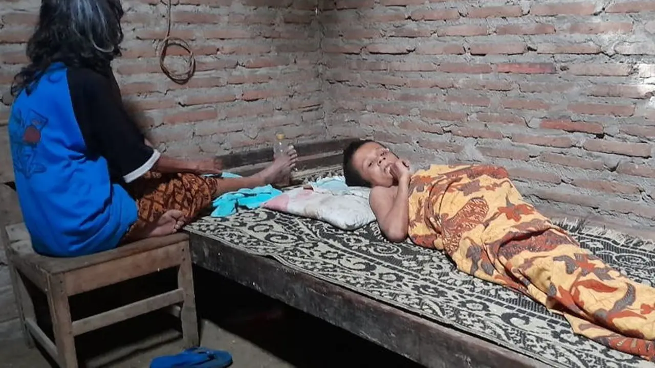 Mbah Kadiyem dan anaknya yang sakit tinggal di hutan dengan rumah berukuran 3x3 meter, tanpa penerangan listrik. (Foto: Solopos.com/TKSK Jenar)
