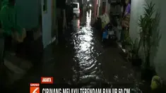 Meski banjir terus meninggi, namun warga masih tetap bertahan di rumah dan menunggu banjir surut.