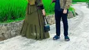 Tak sedikit netizen yang menyumpahi selebgram dengan 1,3 juta pengikut itu jatuh miskin. Tasyi Athasyia lantas mengklarifkasi. Ia mengaku tak tahu harga tanah dan rumah. Wajar jika ia baru ngeh bahwa 1 miliar rupiah bisa untuk beli tanah bahkan rumah di sejumlah daerah. Tasyi Athasyia lewat Instagram Stories, Senin (/8/2022), mengaku ogah baca komentar negatif karena tak kuat. (Foto: Dok. Instagram @tasyiiathasyia)