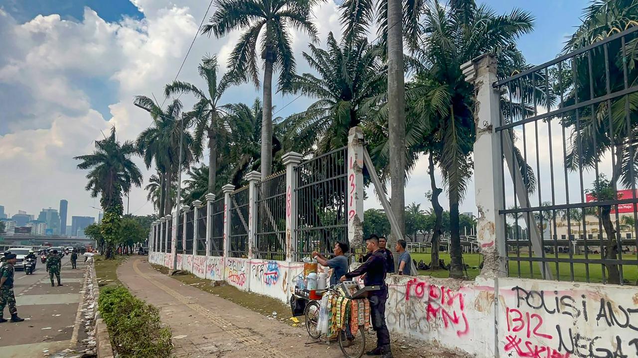 FOTO: Sisa Amuk Massa, Halte Hangus dan Pagar DPR Jebol