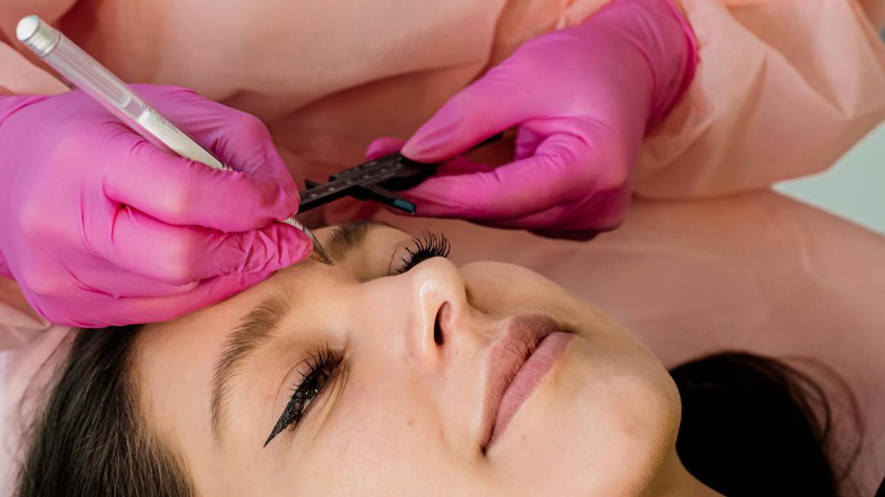 Ilustrasi Eyebrow Treatment