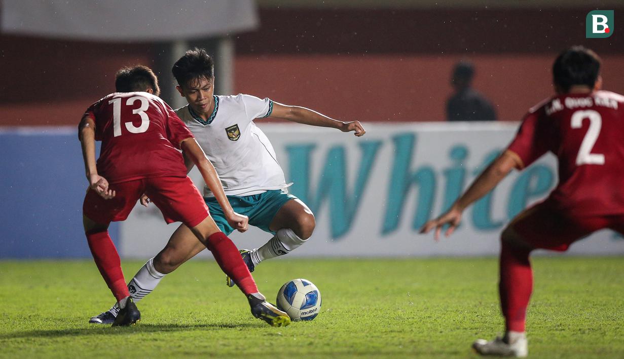 Pemain Timnas Indonesia U-16, Muhammad Kafiatur Rizky berhasil mengecoh dua bek dan berhasil menjebol gawang Timnas Vietnam U-16 dalam final Piala AFF U-16 2022 yang diselenggarakan di Stadion Maguwoharjo, Sleman, Yogyakarta, Jumat (12/8/2022). (Bola.com/Bagaskara Lazuardi)