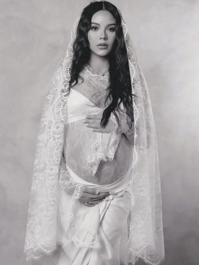 Sebentar Lagi Jadi Ibu,Tampilan Ethereal Alyssa Daguise Dibalut Busana Serba Lace Saat Lakoni Maternity Shoot