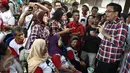 Cawagub DKI Jakarta, Djarot Saiful Hidayat saat menyapa warga Kampung Makasar, Jakarta, Kamis (8/12). Dengan disambut warga dan anak-anak Djarot menyusuri Jalan Kerja Bakti yang menjadi lokasi blusukan-nya. (Liputan6.com/Faizal Fanani)