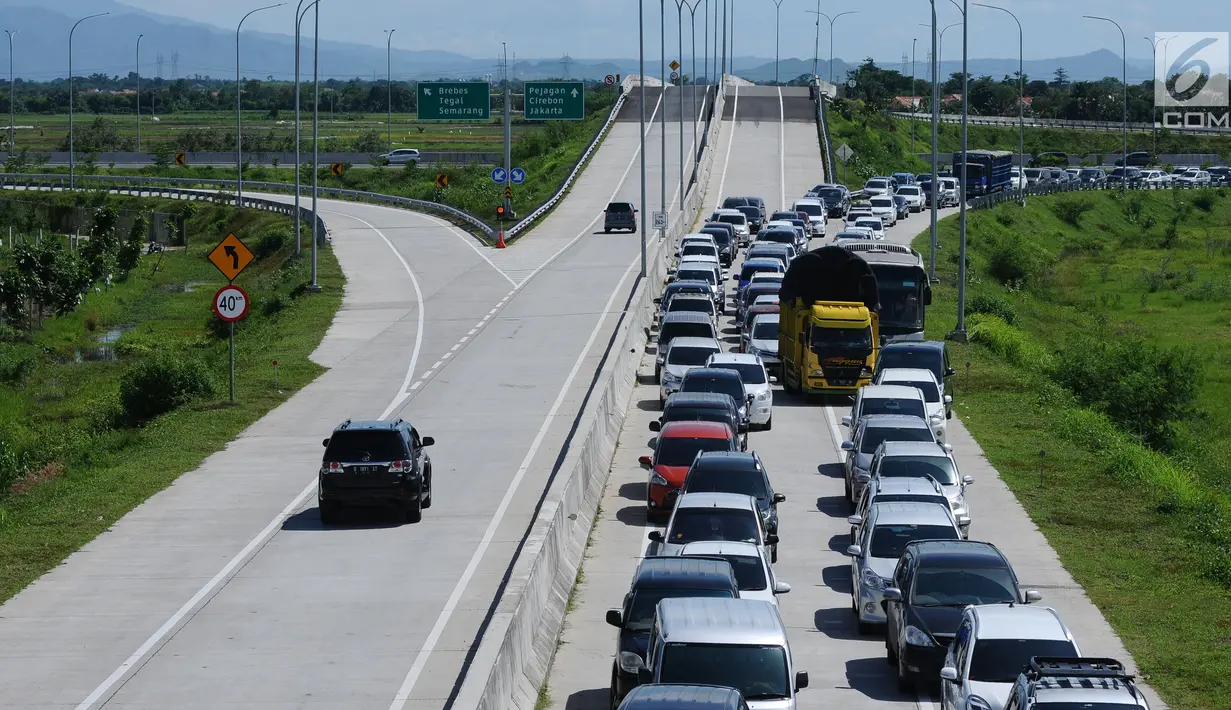 Sejumlah kendaraan antre menuju pintu keluar Tol Brebes Barat, Jawa Tengah, Sabtu (23/12). Untuk mengurangi kemacetan di pintu Tol Brebes Timur petugas mengalihkan arus lalu lintas keluar Tol Brebes Barat. (Liputan6.com/Helmi Fithriansyah)
