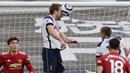 Striker Tottenham Hotspur, Harry Kane juga tak mau kalah untuk menciptakan peluang di babak pertama, namun usahanya masih belum maksimal. (Foto: AP/Pool/Adrian Dennis)
