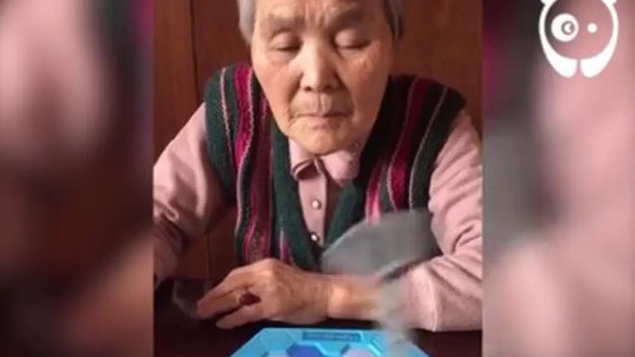 [Bintang] Serunya Nenek Ini Bermain Game Bikin Kamu Ikutan Gembira!