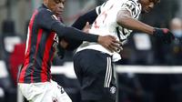 Pemain Manchester United Paul Pogba (kanan) dan pemain AC Milan Pierre Kalulu memperebutkan bola pada pertandingan leg kedua babak 16 besar Liga Europa di Stadion San Siro, Milan, Italia, Kamis (18/3/2021). Manchester United  menang 1-0. (AP Photo/Antonio Calanni)