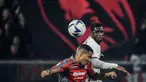 Pemain Cremonese Charles Pickel (depan) dan bek AC Milan Fode Ballo-Toure melakukan sundulan pada pertandingan sepak bola Serie A Liga Italia di Stadion Giovanni-Zini, Cremona, Italia, 8 November 2022. Pertandingan berakhir imbang 0-0. (Filippo MONTEFORTE/AFP)