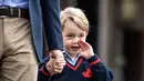 Ekspresi Pangeran George di hari pertamanya sekolah di Thomas's school di Battersea, London, Inggris (7/9). Pangeran George didampingi ayahnya Pangeran William berangkat ke sekolah pada hari pertama. (Richard Pohle/Pool Photo via AP)
