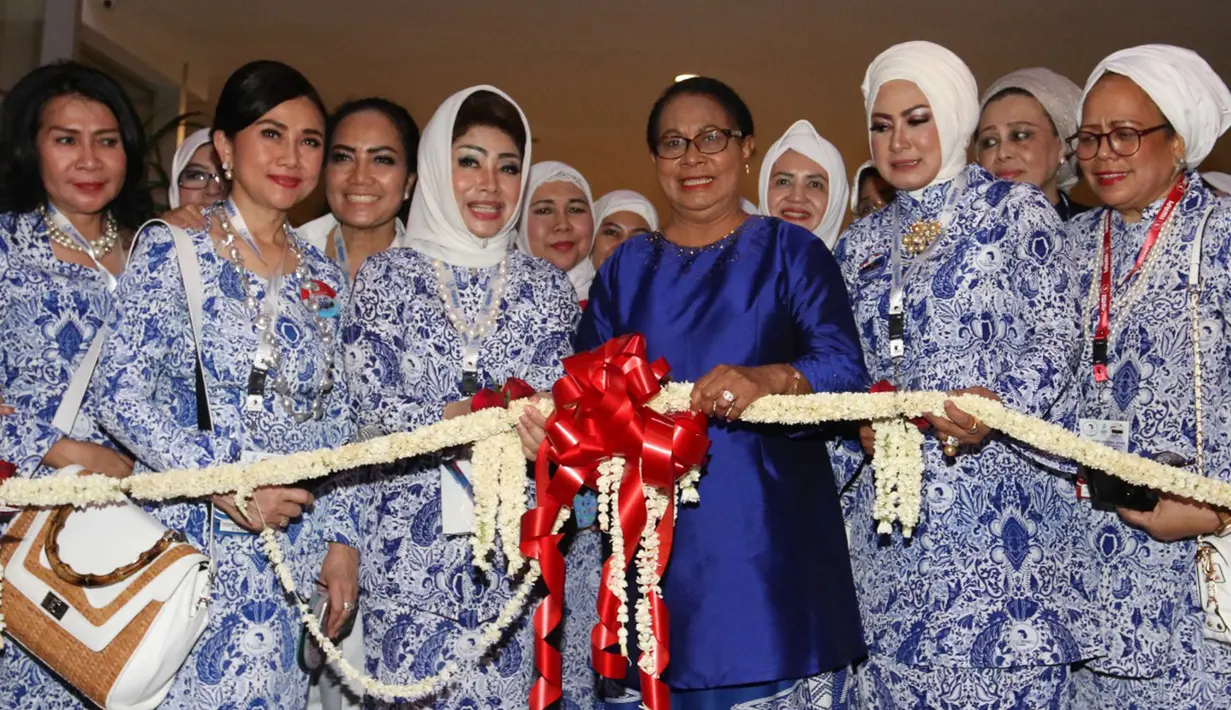 Menteri Pemberdayaan Perempuan dan Perlindungan Anak Yohana Yembise didamping Ketum IWAPI Nita Yudi (tiga kiri) dan Ketua Panitia OC Rakernas IWAPI Susi Andriani saat membuka Iwapi Expo di Padang, Senin (8/10). (Liputan6.com/Pool/Biro Pers Setpres)