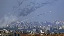 Roket ditembakkan ke arah Israel dari Jalur Gaza, terlihat dari Israel selatan, Jumat (1/12/2023). Perang antara Israel dan Hamas kembali pecah beberapa jam setelah gencatan senjata sementara berakhir. (AP Photo/Ariel Schalit)
